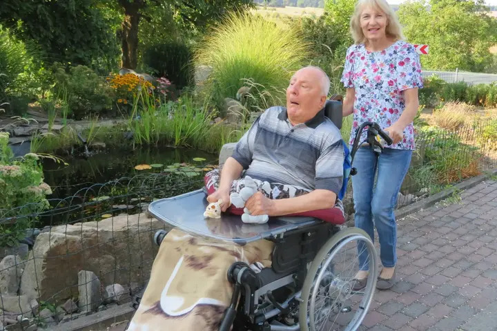 Mitarbeiter der Nachbarschaftshilfe Hardheim betreuen und entlasten ältere Menschen. Eine Ausfahrt mit dem Rollstuhl oder die Begleitung zum Einkauf oder zum Friseur gehören zu den Aufgaben. Foto: Maria Gehrig